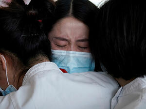 بدا أنّ التدابير المتّخذة في كبرى الدول الغربيّة لكبح فيروس كورونا المستجدّ تؤتي ثمارها