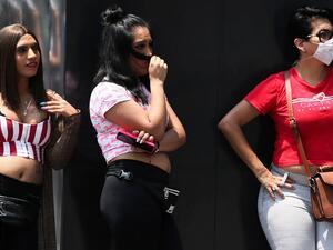 لا يزال هناك عاملات في المجال يلتقين بزبائنهن وجها لوجه 