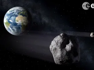 الكويكب سيمر على بعد 3.2 مليون ميل (أكثر من خمسة ملايين كيلومتر) عن الأرض. وهو ما يعادل تقريبا 13 ضعف المسافة بين الأرض والقمر