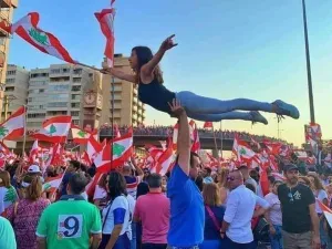 جنود وعناصر موالية لحزب الله وعون يطلقون النار على متطاهرين 