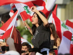 ضربت القوى الأمنية اللبنانية طوقا امنيا على المداخل المؤدية الى مبنى السفارة الأميركية 