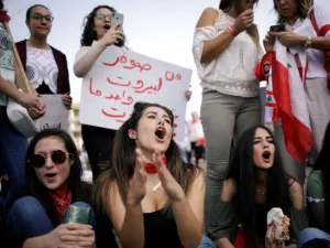  اشتباكات عنيفة وقعت بين المحتجين وقوى مكافحة الشغب 