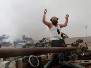 اليونان ترفض التدخل الخارجي