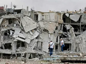 تدمير مخيم اليرموك تتويج هدايا نظام الاسد للقضية الفلسطينية