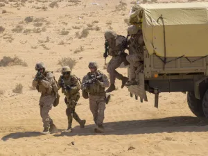 وتؤيد تركيا فصائل مسلحة تسعى إلى إسقاط حكم الرئيس بشار الأسد، وتنشر قواتها في مناطلق سورية محاذية لحدودها.