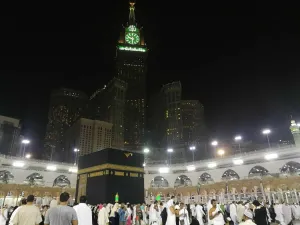 منع التزاحم عند الحمامات ومغاسل الوضوء، وذلك بوضع الملصقات الأرضية