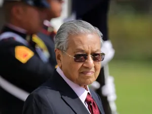  رئيس وزراء ماليزيا الأسبق مهاتير محمد،   يبلغ من العمر 95 عاما