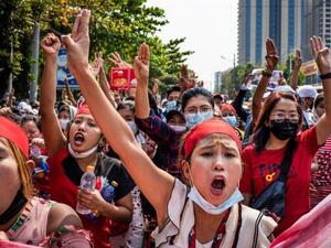 تجمع المئات من طلاب الهندسة والتكنولوجيا بعد أسبوعين على استيلاء الجيش على السلطة