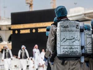 توزيع مياه زمزم في الحرم المكي