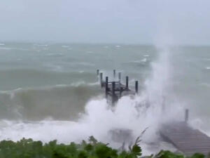 إعصار دوريان يقترب من فلوريدا ويسبب دمارا واسعا بالباهاما