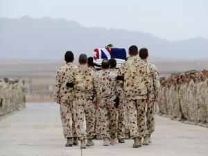 عسكريين يحملون نعش زميل لهم في قاعدة تارين كوت بولاية اروزغان الافغانية