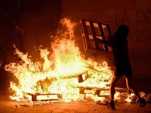 متظاهرون يضرمون النار في احد شوارع برشلونة