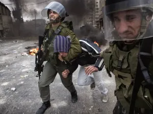 سلطات الاحتلال تعتقل فلسطينيا مصابا بالسرطان
