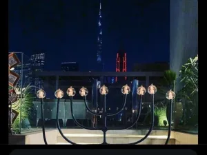 شمعدان عيد الحانوكا اليهودي يشتعل خلف برج خليفة في الإمارات