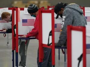 مواطنون أمريكيون يقترعون في الانتخابات الرئاسية الأمريكية