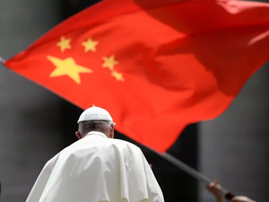 شخص يلوّح بالعلم الصيني قرب البابا فرنسيس 