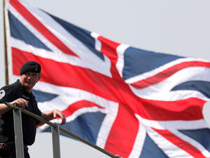 تكليف البحرية البريطانية بحماية السفن التي ترفع علم البلاد بمضيق هرمز