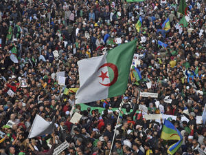 مسيرة ضد “القمع” في منطقة القبائل شرق الجزائر