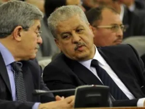 تتعلق التهم الموجهة للمسؤولين السابقين بإبرام صفقات وعقود مخالفة للقانون