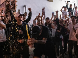 معسكر الديمقراطيين في هونغ كونغ يتجه نحو فوز ساحق في الانتخابات 