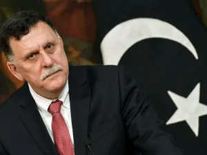 رغم تقديمه مبادرة.. السراج يرفض التفاوض مع حفتر