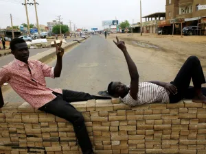 الجيش السوداني يعلن إغلاق الشوارع المؤدية للقيادة العامة الخميس
