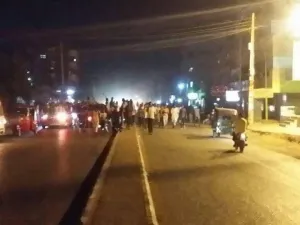 محتجون غاضبون يغلقون شوارع حيوية في الخرطوم