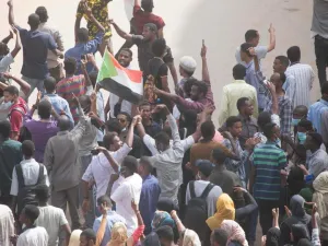قتيلان وعشرات الجرحى أثناء فض الاعتصام أمام قيادة الجيش في الخرطوم