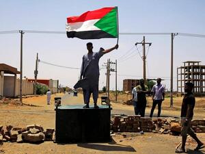 العسكري السوداني يحمل ضباطا مسؤولية فض الاعتصام "من دون امر"
