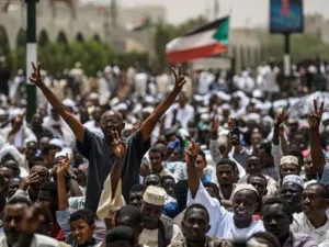 "المهنيين السودانيين" يرفض تجاوز المؤسسة العسكرية بعد فضيحة اللقاء مع نتنياهو