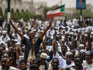 "المهنيين السودانيين" يرفض تجاوز المؤسسة العسكرية بعد فضيحة اللقاء مع نتنياهو