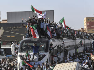 المتظاهرون السودانيون يعتلون أسطح القطارات