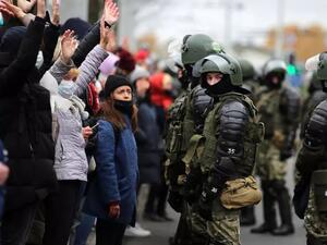 الشرطة البيلاروسية تفرق متظاهرين قرب موقع يحمل طابعا رمزيا للمعارضة