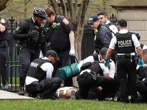 رجل يضرم النار في نفسه أمام البيت الأبيض