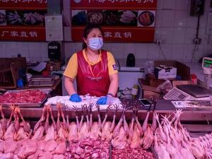 بائعة لحوم دجاج في سوق في بكين