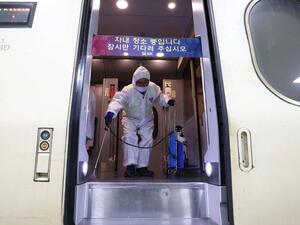 أول إصابة بكورونا في كندا وارتفاع عدد ضحايا الفايروس بالصين