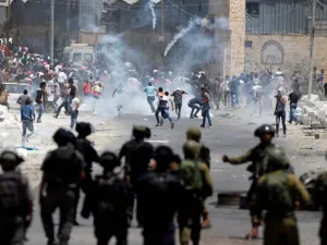 إصابة عشرات الفلسطينيين خلال مواجهات مع جيش الاحتلال 