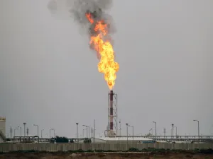 إصابة 3 عراقيين جراء قصف استهدف مجمعا نفطيا في البصرة