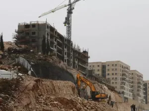 بناء وحدات سكنية في مستوطنة رامات شلومو في القدس الشرقية المحتلة 