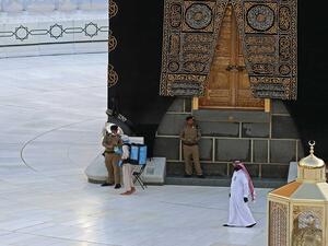 حج مشدد هذا العام.. منع لمس الكعبة وجمرات مغلفه بأكياس