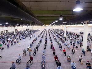 عمال عائدون من لبنان وسوريا ومصر ينتظرون دورهم للخضوع لفحص كورونا المستجد في الكويت