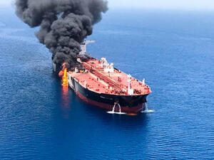 اشتعال النيران في ناقلة نفط متجهة من الكويت إلى الهند