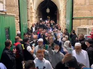 إعادة فتح المسجد الأقصى بعد شهرين من إغلاقه ومئات الفلسطينيين يدخلونه مكبرين