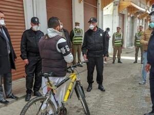 عناصر من الشرطة المغربية مع منتهك للحجر الصحي في الدار البيضاء