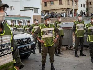 عناصر من قوة تابعة لوزارة الداخلية المغربية تقوم بدورية في أحد أحياء الرباط 