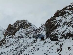 آليات عسكرية تابعة للجيش الهندي على طريق في منطقة لداخ في شمال الهند قرب الحدود مع الصين