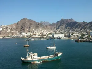 الحكومة اليمنية تحذر من كارثة نفطية في الخليج وتتهم الحوثي