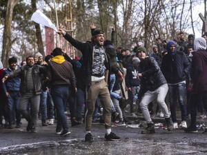 الاتحاد الأوروبي يطالب بتحقيق حول عنف اليونان ضد طالبي اللجوء