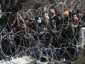 لاجئون بالآلاف متواجدون على الحدود التركية اليونانية بقصد الهجرة إلى أوروبا