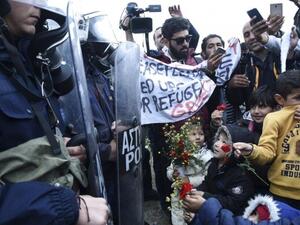 طالبو اللجوء يغادرون المنطقة الحدودية مع اليونان